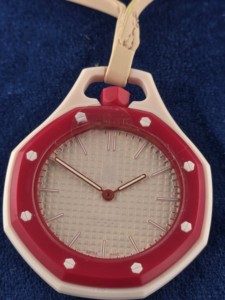 Montre à quartz unisexe pour enfants, ronde, en plastique de luxe, bracelet en plastique rouge et blanc, aiguilles lumineuses analogiques, style sportif, cadran de 38 mm - Product Image 1