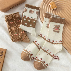 Chaussettes en coton pour femmes en gros avec motif ours brun bébé et cerise, style dessin animé mignon - Product Image 2