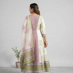 Traje Punjabi Ecológico Blanco y Verde con Estampado Floral |   Conjunto de Kurti y Pijama de Algodón Hecho a Mano con Estampado de Bloques y Borde Decorativo |   Maestro de Sarong Indio - Product Image 4