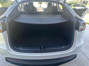 Tesla Model Y Long Range AWD SUV 2024 d'occasion, propre et parfait, prêt à être expédié dans le monde entier - Product Image 6