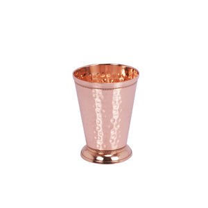 Vaso de cobre con textura de puntos en relieve, base con pedestal, borde decorativo, perfil cónico para servir bebidas, uso en restaurantes y hospitales. - Product Image 6
