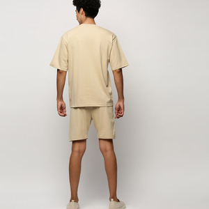 เสื้อยืดคอกลมสีเบจสำหรับผู้ชายพร้อมกางเกงขาสั้น ชุดลำลองสำหรับฤดูร้อน ผ้าถัก ระบายอากาศได้ดี - Product Image 2