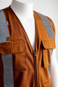 Gilet de sécurité réfléchissant marron avec panneaux en maille et plusieurs poches pour les travaux de construction et de circulation - Product Image 3