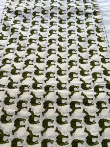 Tissu en coton léger imprimé à la main Green Camel, 90 GSM, blanc, Jaipur Sanganeri, pour la décoration intérieure et la confection de vêtements, vendu au mètre. - Product Image 1