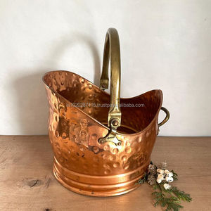 Le seau à charbon en cuivre fait main rustique parfait pour contenir le charbon de cheminée ajoute un aspect antique à votre espace de salon - Product Image 5