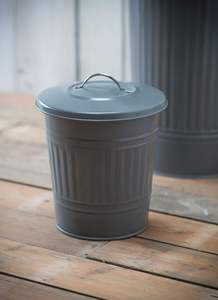 Contenedor de basura de acero inoxidable duradero con tapa segura. Perfecto para baños u oficinas. Disponible a precios de mayorista. - Product Image 5