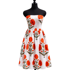 Vestido midi de algodón sin mangas con estampado floral naranja y cintura fruncida, elástico y cómodo, ideal para la playa, color blanco. - Product Image 1