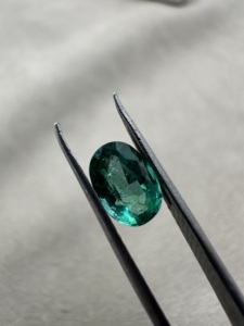 Turmalina natural de corte ovalado, gema azul para la elaboración de joyas - Product Image 2