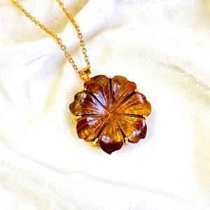 จี้รูปดอกไม้ทำจากหินไทเกอร์อายธรรมชาติ แกะสลักด้วยมือ สร้อยคอคริสตัลรูปดอกไม้สำหรับผู้หญิง จี้พลอย งานแฮนด์เมดสำหรับทำเครื่องประดับ - Product Image 1