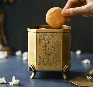 Hecho de latón puro con un acabado lacado, no se descolora ni se oxida. La tapa se cierra de forma segura, lo que lo hace ideal. - Product Image 1