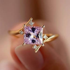 Anillo de Compromiso y Boda de Lujo con Moissanita Corte Princesa Rosa, Chapado en Oro de 18K, Plata de Ley 925 Sólida - Product Image 3