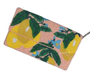 กระเป๋าคลัทช์ลูกปัดแฮนด์เมดลายสตรอว์เบอร์รี่สุดอินเทรนด์สำหรับผู้หญิง สไตล์โบฮีเมียน วินเทจ ลายชาติพันธุ์ เหมาะสำหรับงานปาร์ตี้และใช้ในชีวิตประจำวัน ปิดด้วยกระดุม - Product Image 4