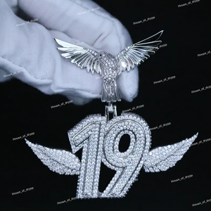 Colgante de alas de ángel con número 19 personalizado, chapado en rodio, plata 925, con diamantes de moissanita, estilo hip hop, moderno y a la moda. - Product Image 2