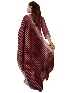 Ensemble Salwar Kameez en soie bordeaux élégant pour femme, avec dupatta brodé, kurta traditionnelle longueur cheville, idéal pour les fêtes d'hiver et les tenues décontractées - Product Image 4