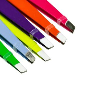 Pinzas de Precisión Inclinadas de Acero Inoxidable KIMBEL para Dar Forma a las Cejas y Eliminar el Vello Facial - Product Image 2