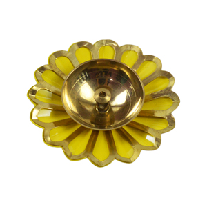Diya de Latón Joti Brillante y Pulido, Forma Personalizada con Tema de Ángel, Decoración Festiva para Diwali, Diseño Decorativo para el Hogar, Pooja - Product Image 2