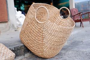 Cesta de lavandería de jacinto de agua tejida a mano con asas, cesta de almacenamiento hecha a mano, venta al por mayor, ecológica, hecha en Vietnam - Product Image 5