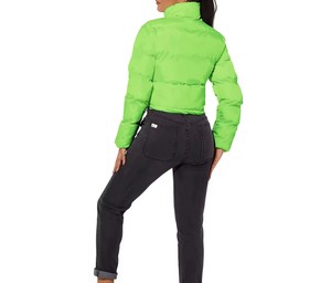 Veste d'hiver matelassée courte pour femme, imperméable et respirante, en toile tricotée, avec logo frontal et col, rembourrage 100% polyester - Product Image 2