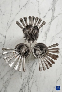 Ensemble de couverts élégants en métal avec accents en feuille d'or, finition miroir haute brillance, passe au lave-vaisselle, vaisselle de mariage - Product Image 2