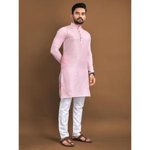 FANCY SUAVE SEDA JACQUARD BUTTI TRABAJO HOMBRE KURTA CON PIJAMA BEBÉ ROSA Lungi - Product Image 1