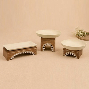 Elegante juego de bandejas/tazones de metal sobre soportes de madera arqueados con detalles de incrustaciones de hueso, perfecto para servir de forma moderna y decorar el hogar. - Product Image 1