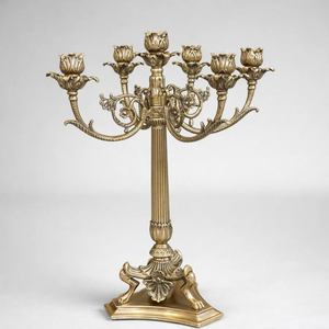 Candelabro artesanal de metal dorado DAANI de 3 brazos con diseño floral, centro de mesa de lujo para bodas, portavelas. - Product Image 2