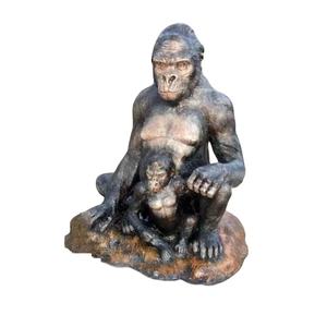 Gorila decorativo de jardín duradero de estilo moderno personalizado con estatua de bebé - Product Image 1