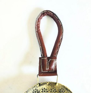 กระดิ่งวัวเหล็กแบบสวิสพร้อมสายหนัง ตกแต่งบ้านสไตล์เรียบง่าย สำหรับพิธีกรรม ทำสมาธิ และตกแต่งสวน รับผลิตตามแบบ OEM - Product Image 3