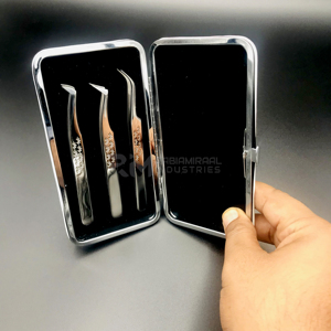 Ensemble de pinces à cils RMI Silver Tone Volume Isolation avec étui magnétique blanc pour extensions de cils - Product Image 6