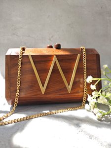 Hermoso Bolso de Mano Bohemio de Madera con Cierre Magnético, Cadenas Metálicas y Detalle de Botón - Duradero, Hecho a Mano en India, Portátil para Fiestas Nocturnas - Product Image 1