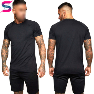 เสื้อยืดคอกลมสีดำและกางเกงขาสั้นชุดเซ็ตสำหรับผู้ชายแบบใหม่ ราคาขายส่ง สีพื้น แห้งเร็ว ผ้าถัก สวมใส่สบายๆ ในฤดูร้อน - Product Image 4