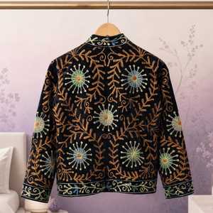 Veste Suzani en velours noir avec broderie florale complexe, art populaire traditionnel fait main, style bohème moderne, blazer d'hiver - Product Image 5