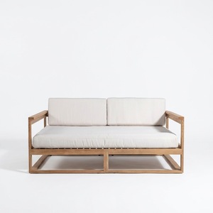 Canapé d'extérieur en teck pour hôtel et complexe hôtelier, résistant aux UV, avec coussin imperméable en rotin PE, design minimaliste, causeuse de patio pour projets hôteliers - Product Image 1