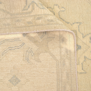 Tapis Oushak en laine noué à la main, à poils ras, pour usage domestique, aux motifs géométriques tribaux en médaillon, aux couleurs crème beige mat et gris ardoise doux - Product Image 5