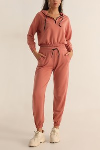 Conjunto deportivo ajustado para mujer, top corto elegante y pantalones jogger, conjunto de fitness moderno, ropa deportiva activa para uso diario. - Product Image 4