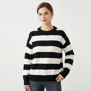 Pull décontracté à col rond rayé surdimensionné pour homme, tricoté, à manches régulières, motif noir et blanc, coupe ajustée, pour l'automne - Product Image 5