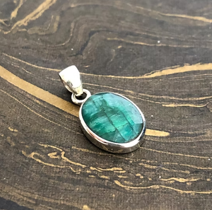 Colgante hecho a mano de plata de ley 925 - Joyería con piedras preciosas de ágata esmeralda para uso diario y en cualquier ocasión - Product Image 2