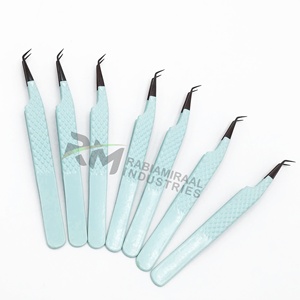 Pince à épiler pour extensions de cils RMI 45 degrés, pointe en plasma noire et acier inoxydable bleu avec revêtement poudré, poignée diamantée. - Product Image 3
