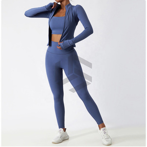 Ensemble de yoga pour femmes de haute qualité fabriqué au Pakistan, couleur unie, design personnalisé, logo sur le devant, écologique, respirant, taille élastique - Product Image 3