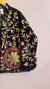Cardigan de festival oversize, veste Suzani brodée à la main à motifs floraux, vêtement d'extérieur bohème d'inspiration vintage, manteau d'hiver artisanal et distinctif - Product Image 4