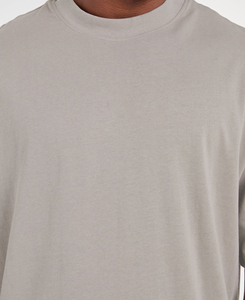 เสื้อยืดคอกลมแขนสั้นทรงปกติสำหรับผู้ชาย รุ่น High Performance 2026 สีดำล้วน ผ้าฝ้าย 100% น้ำหนัก 220 กรัม แบบถักย้อมสีพื้น สวมใส่สบาย - Product Image 5