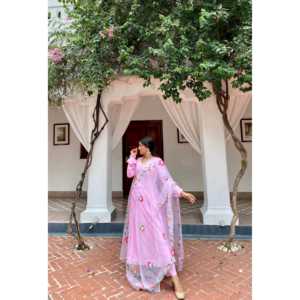 Ensemble de robe Anarkali en coton rose Uma, orné de broderies Gotta, Salwar Kameez pour les mariages - Product Image 4