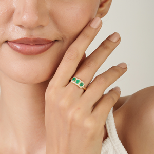 แหวนสามเม็ดประดับมรกตและเพชรทรงรัศมี ทำจากทองคำแท้ 14K สีเหลือง งานแฮนด์เมด คอลเลคชั่นเครื่องประดับ - Product Image 4