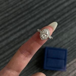 Anillo de Compromiso con Halo de Diamantes Cultivados en Laboratorio de Corte Ovalado para Mujer en Oro Rosa de 10K/14K/18K con Estilo Encantador - Product Image 4