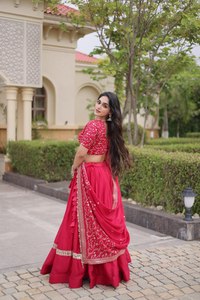 Conjunto de Lehenga Rojo Bordado con Lentejuelas y Zari en Satén - Product Image 6