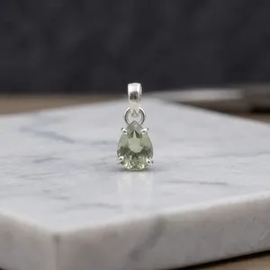 Colgante Clásico de Plata 925 con Amatista Verde Corte Pera, Engaste de Garra, Forma de Gota de Agua, Joyería Unisex para Uso Diario - Product Image 2