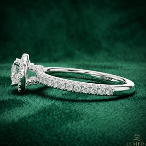 Anillo de Compromiso con Diamante de Corte Redondo Certificado por IGI, Anillo de Boda con Halo y Banda Pavé para Mujer, Disponible en Oro de 9K, 10K, 14K y 18K - Product Image 3