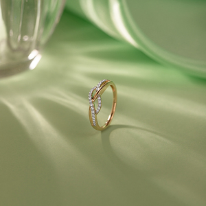 Anillo de banda retorcida con diamantes cultivados en laboratorio - Product Image 5