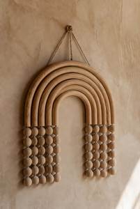Décoration murale artisanale en perles de bois et pompons, style rustique bohème, pour salon et couloir - Product Image 5