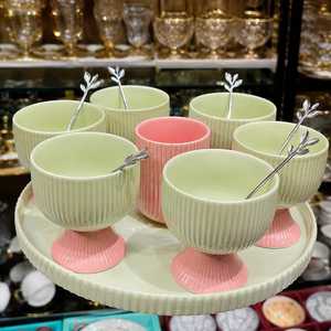 Ensemble de bols à glace côtelés en céramique pastel avec cuillères décoratives et plateau de service – Service à dessert haut de gamme - Product Image 1